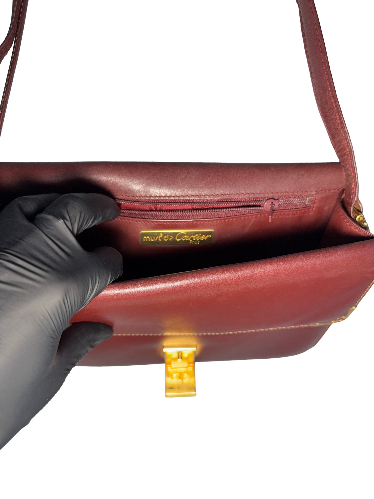 SAC CARTIER – MUST DE CARTIER EN CUIR BORDEAUX ET DÉTAILS DORÉS